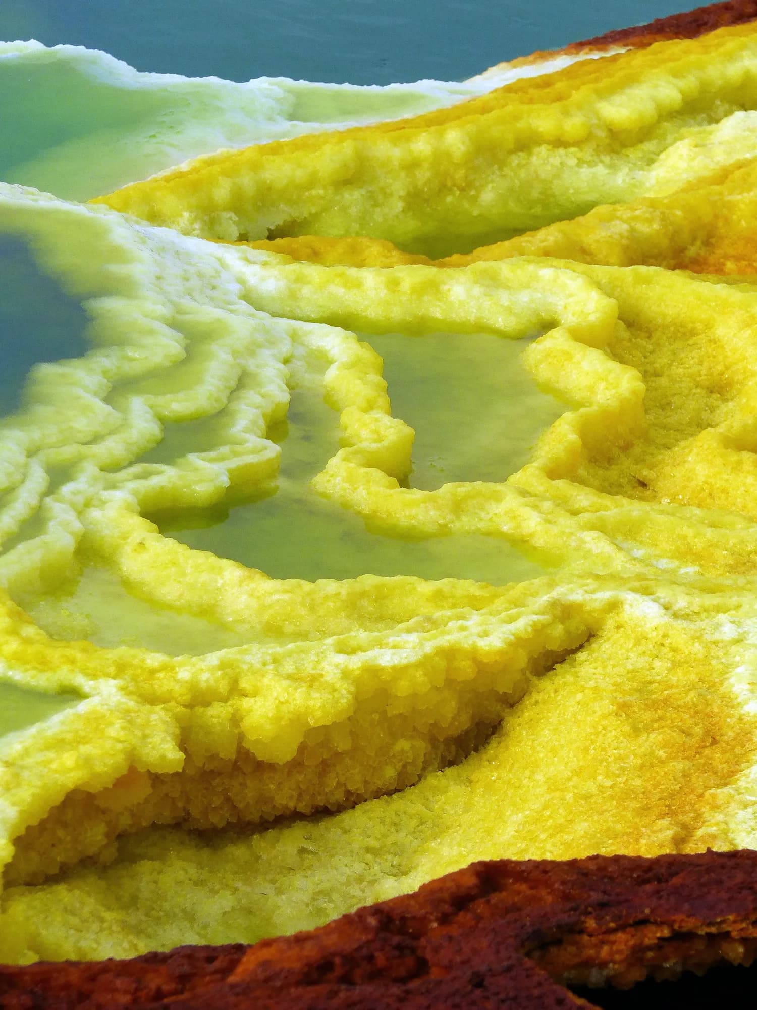 Doğal kükürt oluşumları, sarı mineral yüzey
